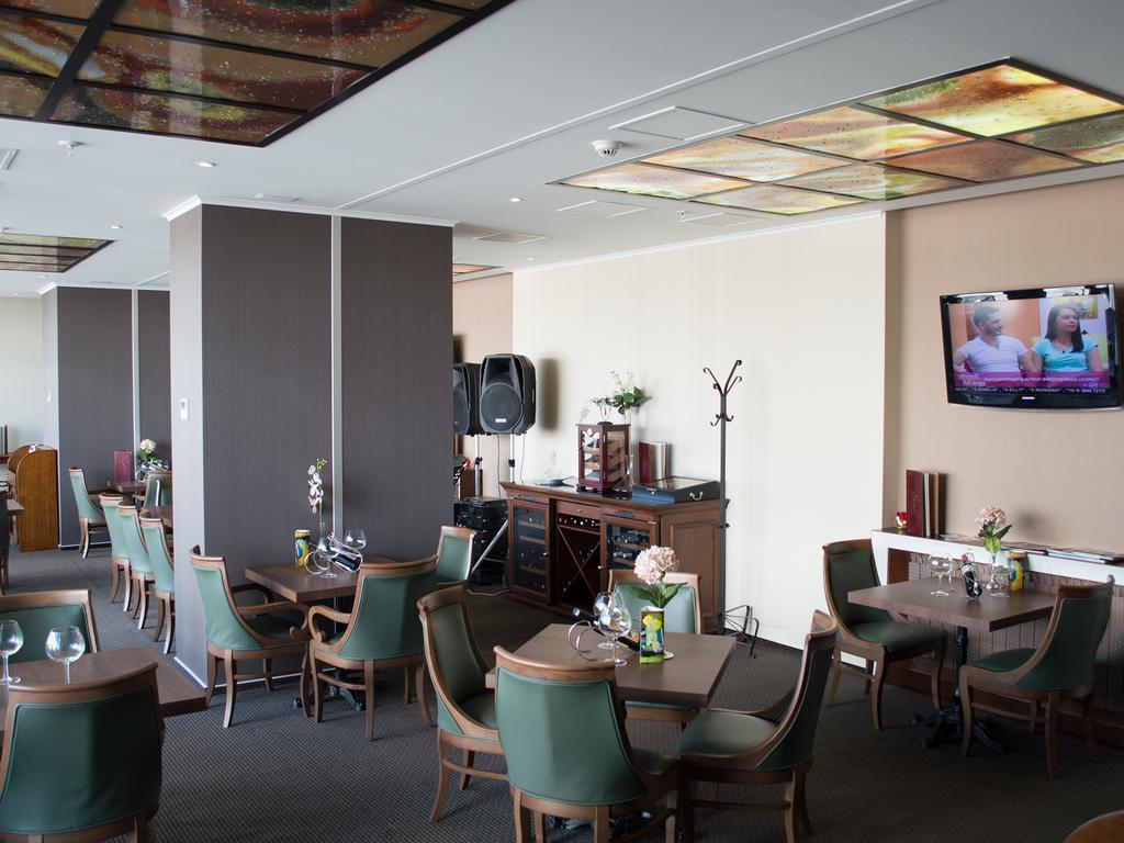 Premier Palace Spa Hotel Bucarest Exterior foto The lounge at the airport