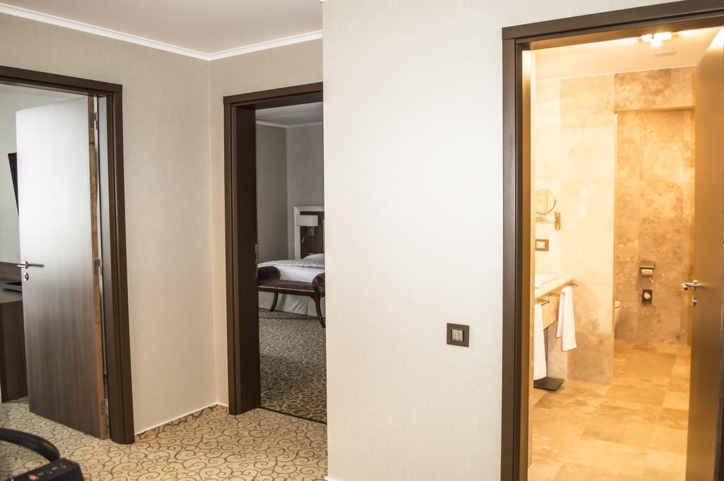 Premier Palace Spa Hotel Bucarest Exterior foto Interior of a suite